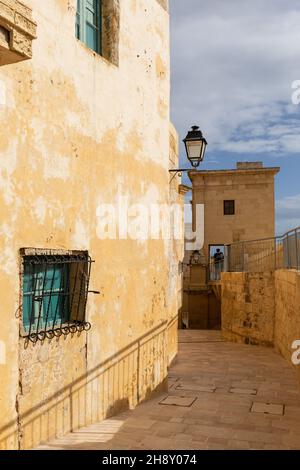 Pittoresco vicolo stretto nella Cittadella di Victoria / Rabat, Gozo, Malta, Europa. Foto Stock