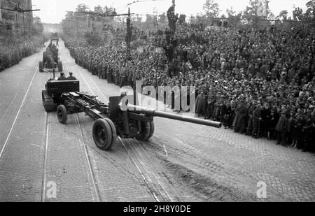 Warszawa, 1946-05-09. Obchody pierwszej rocznicy zakoñczenia II wojny œwiatowej. Defilada wojskowa na placu Zwyciêstwa (od 1990 plac Pi³sudskiego). po/ms PAP/Karol Szczeciñski Varsavia, 9 maggio 1946. Cerimonie che segnano il 1 ° anniversario della fine della seconda guerra mondiale Nella foto: Una parata militare su Piazza Zwyciestwa (dal 1990 Piazza Pilsudski). po/ms PAP/Karol Szczecinski Foto Stock