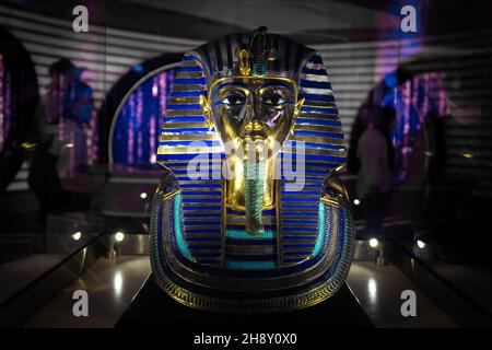 Dubai, Emirati Arabi Uniti, 15.11.2021. Replica moderna della maschera d'oro del re Tutankhamun esposto nel Padiglione Egizio, Expo 2020 Dubai. Foto Stock