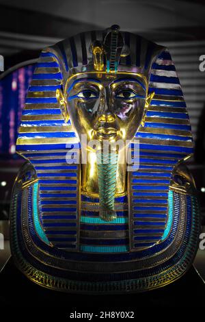 Dubai, Emirati Arabi Uniti, 15.11.2021. Replica moderna della maschera d'oro del re Tutankhamun esposto nel Padiglione Egizio, Expo 2020 Dubai. Foto Stock