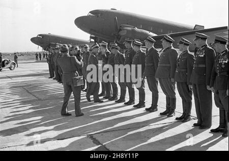 Katowice, 1946-05-19. Obchody 25. Rocznicy III powstania œl¹skiego (mia³o na celu poprawê wyników plebiscytu na Œl¹sku, wybuch³o w nocy z 2 na 3 maja 1921, pod wodz¹ Wojciecha Korfantego). NZ. Przybycie delegacji rz¹dowej. Marsza³ek Polski Micha³ Rola-¯ymierski wita siê z oficerami. po/ms PAP Katowice, 5 maggio 1946. Il 25° anniversario del 3° Ulloding silesiano (con l'oggetto del miglioramento plebiscita in Slesia, scoppiato nella notte, 2 e 3 maggio 1921, guidato da Wojciech Korfanty). Nella foto: L'arrivo della delegazione governativa. Marshall di Polonia Michal Rola-Zymierski dà il benvenuto ufficiale Foto Stock