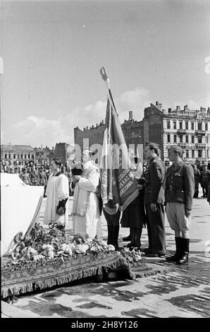 Warszawa, 1946-05-19. Msza na placu Zwyciêstwa (od 1990 plac Pi³sudskiego) z okazji Zjazdu Zwi¹zku Uczestników walk o Wolnoœæ i Demokracjê. Mszê celebruje ks. Mjr Pierzchowski (C). po/ms PAP/Stanis³aw D¹browiecki Varsavia, 19 maggio 1946. Messa in piazza Zwyciestwa (dal 1990 Piazza Pilsudskiego) in occasione del Congresso dell'Unione dei combattenti per la libertà e la democrazia. La messa celebrata da Padre Pierzchowski (centro), po/ms PAP/Stanislaw Dabrowiecki Foto Stock