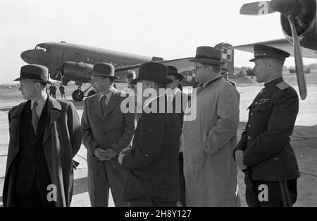 Katowice, 1946-05-19. Obchody 25. Rocznicy III powstania œl¹skiego (mia³o na celu poprawê wyników plebiscytu na Œl¹sku, wybuch³o w nocy z 2 na 3 maja 1921, pod wodz¹ Wojciecha Korfantego). NZ. Delegacja rz¹dowa. Drugi z prawej ambasador Zwi¹zku Radzieckiego Wiktor Lebiediew. po/ms PAP Katowice, 5 maggio 1946. Il 25° anniversario del 3° Ulloding silesiano (con l'oggetto del miglioramento plebiscita in Slesia, scoppiato nella notte, 2 e 3 maggio 1921, guidato da Wojciech Korfanty). Nella foto: Delegazione del governo. 2° ambasciatore di destra dell'URSS Wiktor Lebiediew. po/ms PAP Foto Stock