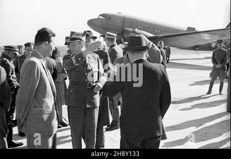 Katowice, 1946-05-19. Obchody 25. Rocznicy III powstania œl¹skiego (mia³o na celu poprawê wyników plebiscytu na Œl¹sku, wybuch³o w nocy z 2 na 3 maja 1921, pod wodz¹ Wojciecha Korfantego). NZ. Przybycie delegacji rz¹dowej. W œrodku marsza³ek Polski Micha³ Rola-¯ymierski. po/ms PAP Katowice, 5 maggio 1946. Il 25° anniversario del 3° Ulloding silesiano (con l'oggetto del miglioramento plebiscita in Slesia, scoppiato nella notte, 2 e 3 maggio 1921, guidato da Wojciech Korfanty). Nella foto: L'arrivo della delegazione governativa. Al centro: Maresciallo di Polonia Michal Rola-Zymierski. po/ms PAP Foto Stock