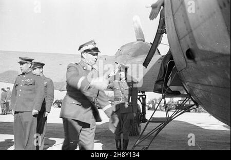 Katowice, 1946-05-19. Obchody 25. Rocznicy III powstania œl¹skiego (mia³o na celu poprawê wyników plebiscytu na Œl¹sku, wybuch³o w nocy z 2 na 3 maja 1921, pod wodz¹ Wojciecha Korfantego). NZ. Przybycie delegacji rz¹dowej. Na pierwszym planie marsza³ek polski Micha³ Rola-¯ymierski. po/ms PAP Katowice, 5 maggio 1946. Il 25° anniversario del 3° Ulloding silesiano (con l'oggetto del miglioramento plebiscita in Slesia, scoppiato nella notte, 2 e 3 maggio 1921, guidato da Wojciech Korfanty). Nella foto: Venuta della delegazione governativa, Marshall di Polonia Michal Rola-Zymierski (in primo piano). Foto Stock