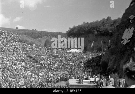 Góra Œwiêtej Anny ko³o Katowic, 1946-05-19. Obchody 25. Rocznicy III powstania œl¹skiego (mia³o na celu poprawê wyników plebiscytu na Œl¹sku, wybuch³o w nocy z 2 na 3 maja 1921, pod wodz¹ Wojciecha Korfantego). NZ. Uroczysta msza polowa w amfiteatrze. po/ms PAP St. Anna montagna vicino Katowice, 19 maggio 1946. Il 25° anniversario del 3° Ulloding silesiano (con l'oggetto del miglioramento plebiscita in Slesia, scoppiato nella notte, 2 e 3 maggio 1921, guidato da Wojciech Korfanty). Nella foto: La solenne Santa messa nell'anfiteatro. po/ms PAP Foto Stock