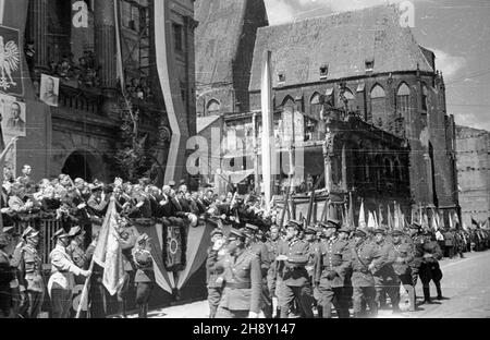 Katowice, 1946-05-19. Obchody 25. Rocznicy III powstania œl¹skiego (mia³o na celu poprawê wyników plebiscytu na Œl¹sku, wybuch³o w nocy z 2 na 3 maja 1921, pod wodz¹ Wojciecha Korfantego). NZ. defilada wojskowa. po/ms PAP Katowice, 19 maggio 1946. Il 25° anniversario del 3° Ulloding silesiano (con l'oggetto del miglioramento plebiscita in Slesia, scoppiato nella notte, 2 e 3 maggio 1921, guidato da Wojciech Korfanty). Nella foto: La parata militare. po/ms PAP Foto Stock