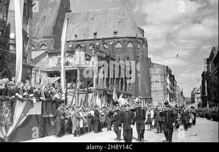 Katowice, 1946-05-19. Obchody 25. Rocznicy III powstania œl¹skiego (mia³o na celu poprawê wyników plebiscytu na Œl¹sku, wybuch³o w nocy z 2 na 3 maja 1921, pod wodz¹ Wojciecha Korfantego). NZ. pochód delegacji spo³ecznych. po/ms PAP St. Anna montagna vicino Katowice, 19 maggio 1946. Il 25° anniversario del 3° Ulloding silesiano (con l'oggetto del miglioramento plebiscita in Slesia, scoppiato nella notte, 2 e 3 maggio 1921, guidato da Wojciech Korfanty). Nella foto: Sfilata delle delegazioni pubbliche. po/ms PAP Foto Stock