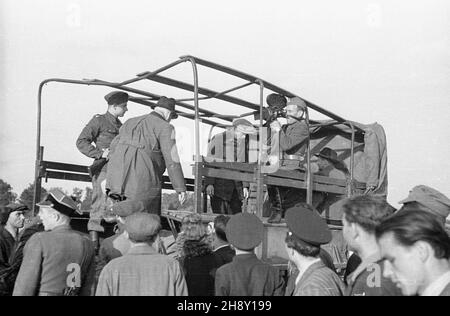 Warszawa, 1946-05-25. Sprowadzenie do polski zbrodniarzy wojennych, cz³onków amministracji niemieckiej w Generalnej Guberni. Pojmani przez aliantów cz³onkowie w³adz okupacyjnych zostali wydani w³adzom polskim i os¹dzeni przez Najwy¿szy Trybuna³ Narodowy (NTN). Proces odby³ siê w Warszawie w dniach 17 grudnia 1946-24 lutego 1947. NZ. Eskortowani wiêŸniowie wsiadaj¹ na naczepê ciê¿arówki. po/ms PAP/Stanis³aw D¹browiecki Varsavia, 25 maggio 1946. I criminali di guerra e i membri delle autorità tedesche del Gouvernement generale sono portati in Polonia. Catturati dalle forze alleate erano trasportatori Foto Stock