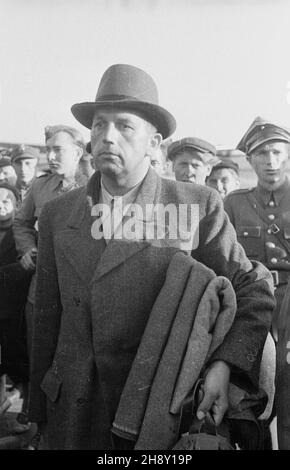 Warszawa, 1946-05-25. Sprowadzenie do polski zbrodniarzy wojennych, cz³onków amministracji niemieckiej w Generalnej Guberni. Pojmani przez aliantów cz³onkowie w³adz okupacyjnych zostali wydani w³adzom polskim i os¹dzeni przez Najwy¿szy Trybuna³ Narodowy (NTN). Proces odby³ siê w Warszawie w dniach 17 grudnia 1946-24 lutego 1947. NZ. Josef Buehler, szef rz¹du Generalnego Gubernatorstwa i zastêpca Generalnego Gubernatora Hansa Franka. po/ms PAP/Stanis³aw D¹browiecki Varsavia, 25 maggio 1946. I criminali di guerra e i membri delle autorità tedesche del Gouvernement generale sono portati in Polonia. Foto Stock