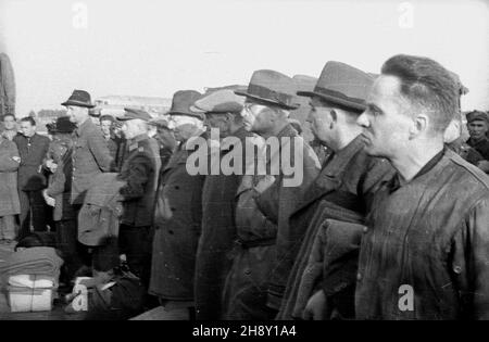 Warszawa, 1946-05-25. Sprowadzenie do polski zbrodniarzy wojennych, cz³onków amministracji niemieckiej w Generalnej Guberni. Pojmani przez aliantów cz³onkowie w³adz okupacyjnych zostali wydani w³adzom polskim i os¹dzeni przez Najwy¿szy Trybuna³ Narodowy (NTN). Proces odby³ siê w Warszawie w dniach 17 grudnia 1946-24 lutego 1947. NZ. Eskortowani wiêŸniowie na p³ycie lotniska. po/ms PAP/Stanis³aw D¹browiecki Varsavia, 25 maggio 1946. I criminali di guerra e i membri delle autorità tedesche del Gouvernement generale sono portati in Polonia. Catturati dalle forze alleate furono trasportati al Pol Foto Stock