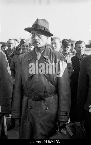 Warszawa, 1946-05-25. Sprowadzenie do polski zbrodniarzy wojennych, cz³onków amministracji niemieckiej w Generalnej Guberni. Pojmani przez aliantów cz³onkowie w³adz okupacyjnych zostali wydani w³adzom polskim i os¹dzeni przez Najwy¿szy Trybuna³ Narodowy (NTN). Proces odby³ siê w Warszawie w dniach 17 grudnia 1946-24 lutego 1947. W kapeluszu Kurt Ludwig Burgsdorff, b. gubernator dystryktu krakowskiego. po/ms PAP/Stanis³aw D¹browiecki Varsavia, 25 maggio 1946. I criminali di guerra e i membri delle autorità tedesche del Gouvernement generale sono portati in Polonia. Catturato dalle forze alleate Th Foto Stock