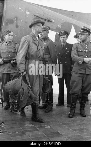 Warszawa, 1946-05-25. Sprowadzenie do polski zbrodniarzy wojennych, cz³onków amministracji niemieckiej w Generalnej Guberni. Pojmani przez aliantów cz³onkowie w³adz okupacyjnych zostali wydani w³adzom polskim i os¹dzeni przez Najwy¿szy Trybuna³ Narodowy (NTN). Proces odby³ siê w Warszawie w dniach 17 grudnia 1946-24 lutego 1947. NZ. Eskortowani wiêŸniowie wysiadaj¹ z samolotu wojskowego. W kapeluszu Kurt Ludwig Burgsdorff, b. gubernator dystryktu krakowskiego. po/ms PAP/Stanis³aw D¹browiecki Varsavia, 25 maggio 1946. Criminali di guerra e membri delle autorità tedesche del generale Gouverne Foto Stock