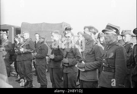 Warszawa, 1946-05-25. Sprowadzenie do polski zbrodniarzy wojennych, cz³onków amministracji niemieckiej w Generalnej Guberni. Pojmani przez aliantów cz³onkowie w³adz okupacyjnych zostali wydani w³adzom polskim i os¹dzeni przez Najwy¿szy Trybuna³ Narodowy (NTN). Proces odby³ siê w Warszawie w dniach 17 grudnia 1946-24 lutego 1947. NZ. oddzia³ ¿o³nierzy polskich eskortuj¹cy wiêŸniów podczas przyjazdu. po/ms PAP/Stanis³aw D¹browiecki Varsavia, 25 maggio 1946. I criminali di guerra e i membri delle autorità tedesche del Gouvernement generale sono portati in Polonia. Catturato dalle forze alleate il Foto Stock