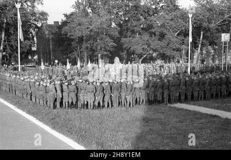 Warszawa, 1946-05-25. Obchody i rocznicy utworzenia Korpusu Bezpieczeñstwa Wewnêtrznego. NZ. oddzia³y Korpusuu na placu przed siedzib¹ sztabu w alei 1 Armii Wojska Polskiego. po/ms PAP/Stanis³aw D¹browiecki Varsavia, 25 maggio 1946. Cerimonie che segnano il 1° anniversario del corpo di sicurezza interno. Nella foto: Le unità del corpo di fronte al posto dello staff su 1 Amii Wojska Polskiego Avenue. po/ms PAP/Stanislaw Dabrowiecki Foto Stock