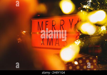 Scatola luminosa con bordo lettera con testo ALLEGRO DI NATALE. Concetto di Natale. Foto Stock