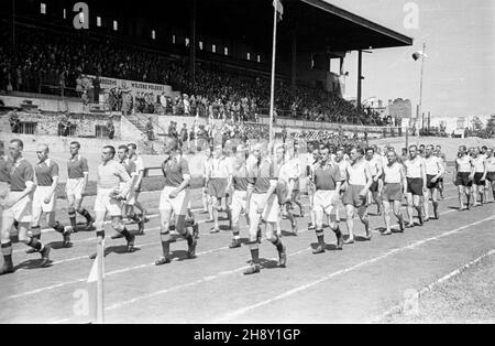 Warszawa, 1946-05-25. Obchody i rocznicy utworzenia Korpusu Bezpieczeñstwa Wewnêtrznego. NZ. Rewia sportowa oddzia³ów Korpusuu na stadionie Wojskowego Klubu Sportowego Legia. po/ms PAP Varsavia, 25 maggio 1946. Cerimonie che segnano il 1° anniversario del corpo di sicurezza interno. Nella foto: Sfilata sportiva delle unità del corpo allo stadio del Military Sports Club Legia. po/ms PAP PAP Foto Stock