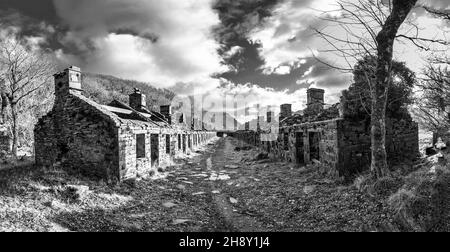 Questi sono quelli che un tempo erano i cottage dei minatori Anglesey Barracks presso la cava di ardesia Dinorwic abbandonata situata sopra il villaggio gallese di Llanberis Foto Stock