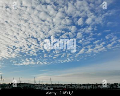 Cirrocumulo nuvole contro un cielo blu Foto Stock