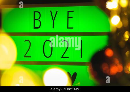 Letter board light box con testo BYE 2021, nuovo anno 2022 concetto, bokeh leggero. Foto Stock