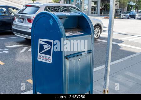 Tacoma, WA USA - circa Agosto 2021: Vista stradale di un servizio postale degli Stati Uniti Blue mailbox nel centro di Tacoma. Foto Stock