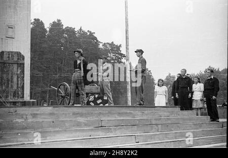 Olsztyn, 1946-06. W dniach 9-10 czerwca na Stadionie Leœnym zorganisowano imprezê dla m³odzie¿y Gody Wiosenne. Chodzi³o o przedstawienie dorobku kultury Warmii Mazurów Pruskich, pokazanie œwiatu, ¿e s¹ a regiony rdzennie polskie. Frammento inscenizacji. mw PAP/Miko³aj Sprudin Dok³adny dzieñ wydarzenia nieustalony. Olsztyn, giugno 1946. Tra il 9 e il 10 giugno al Forest Stadium la gioventù polacca ha partecipato ad un evento culturale chiamato Primavera nuptials o Green Days volto a presentare il successo culturale della regione di Warmia e della Mazury prussiana per mostrare al mondo che questa regione era la Polonia Foto Stock