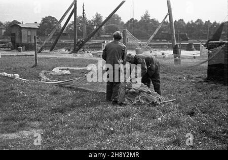 Ustka, 1946-06. Port u ujœcia rzeki S³upii. NZ. Rybacy rozwieszaj¹ sieci. wb PAP/E. Hannemann Dok³adny dzieñ wydarzenia nieustalony. Ustka, giugno 1946. Un porto alla foce del fiume Slupia. Nella foto: Pescatori che pendono fuori le reti. wb PAP/E. Hannemann Foto Stock