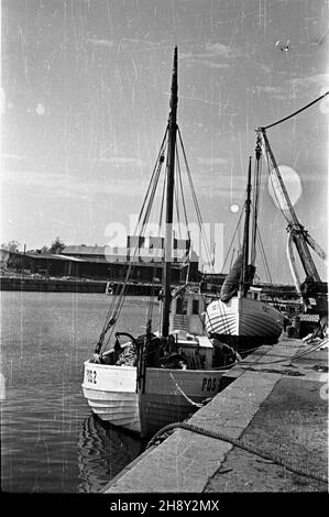 Ustka, 1946-06. £odzie rybackie w porcie u ujœcia rzeki S³upii. wb PAP/E. Hannemann Dok³adny dzieñ wydarzenia nieustalony. Ustka, giugno 1946. Barche da pesca nel porto alla foce del fiume Slupia. wb PAP/E. Hannemann Foto Stock