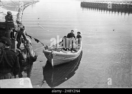 Ustka, 1946-06. Port u ujœcia rzeki S³upii. wb PAP/E. Hannemann Dok³adny dzieñ wydarzenia nieustalony. Ustka, giugno 1946. Un porto alla foce del fiume Slupia. wb PAP/E. Hannemann Foto Stock