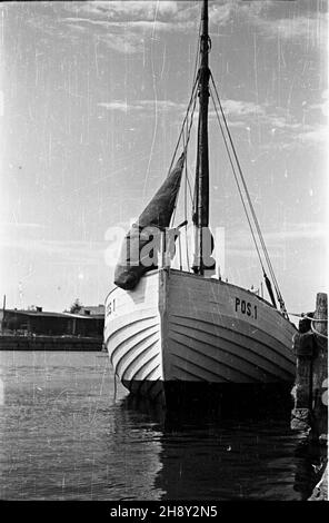 Ustka, 1946-06. €ódŸ rybacka w porcie u ujœcia rzeki S³upii. wb PAP/E. Hannemann Dok³adny dzieñ wydarzenia nieustalony. Ustka, giugno 1946. Una barca da pesca nel porto alla foce del fiume Slupia. wb PAP/E. Hannemann Foto Stock