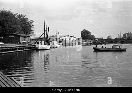 Ustka, 1946-06. Port u ujœcia rzeki S³upii. wb PAP/E. Hannemann Dok³adny dzieñ wydarzenia nieustalony. Ustka, giugno 1946. Un porto alla foce del fiume Slupia. wb PAP/E. Hannemann Foto Stock