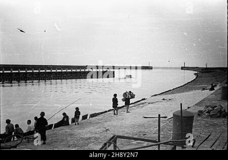 Ustka, 1946-06. Port u ujœcia rzeki S³upii. NZ. wejœcie do portu widziane z halochronu wschodniego. wb PAP/E. Hannemann Dok³adny dzieñ wydarzenia nieustalony. Ustka, giugno 1946. Il porto alla foce del fiume Slupia. Nella foto: L'ingresso al porto visto dalla frangiflutti orientale. wb PAP/E. Hannemann Foto Stock