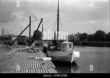 Ustka, 1946-06. Port u ujœcia rzeki S³upii. NZ. ³ódŸ rybacka z nadbudówk¹ zacumowana w porcie. wb PAP/E. Hannemann Dok³adny dzieñ wydarzenia nieustalony. Ustka, giugno 1946. Un porto alla foce del fiume Slupia. Una barca da pesca ormeggiata in un porto. wb PAP/E. Hannemann Foto Stock