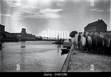 Ustka, 1946-06. Port u ujœcia rzeki S³upii. NZ. kana³ portowy. Z prawej p³aty niemieckich myœliwców. wb PAP/E. Hannemann Dok³adny dzieñ wydarzenia nieustalony. Ustka, giugno 1946. Il porto alla foce del fiume Slupia. Nella foto: Il canale del porto. Sul profilo destro dei combattenti tedeschi. wb PAP/E. Hannemann Foto Stock