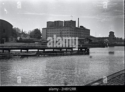 Ustka, 1946-06. Port u ujœcia rzeki S³upii. NZ. Zabudowania portowe. wb PAP/E. Hannemann Dok³adny dzieñ wydarzenia nieustalony. Ustka, giugno 1946. Un porto alla foce del fiume Slupia. Nella foto: Edifici portuali. wb PAP/E. Hannemann Foto Stock