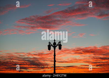 Worthing, Regno Unito. 2 Dic 2021. Vista generale del tramonto serale sul lungomare di Worthing, West Sussex. Data foto: Giovedì 2 dicembre 2021. Credit: Kieran Cleeves/Alamy Live News Foto Stock