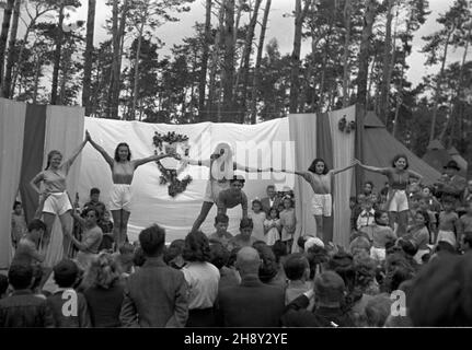 Olsztyn, 1946-06. W dniach 9-10 czerwca na Stadionie Leœnym odbywa³a siê impreza dla m³odzie¿y Gody Wiosenne. Chodzi³o o przedstawienie dorobku kultury Warmii Mazurów Pruskich, pokazanie œwiatu, ¿e s¹ a regiony rdzennie polskie. mw PAP/Jerzy Baranowski Dok³adny dzieñ wydarzenia nieustalony. Olsztyn, giugno 1946. Tra il 9 e il 10 giugno al Forest Stadium la gioventù polacca ha partecipato ad un evento culturale chiamato Primavera Nuptials o Green Days e ha lo scopo di presentare il successo culturale della regione di Warmia e della Mazury prussiana per mostrare al mondo che questa regione era la terra indigena della Polonia. Foto Stock