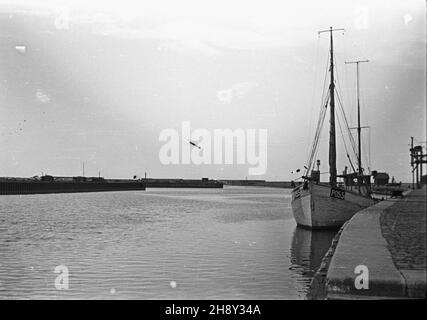 Ustka, 1946-06. Port u ujœcia rzeki S³upii. wb PAP/E. Hannemann Dok³adny dzieñ wydarzenia nieustalony. Ustka, giugno 1946. Un porto alla foce del fiume Slupia. wb PAP/E. Hannemann Foto Stock