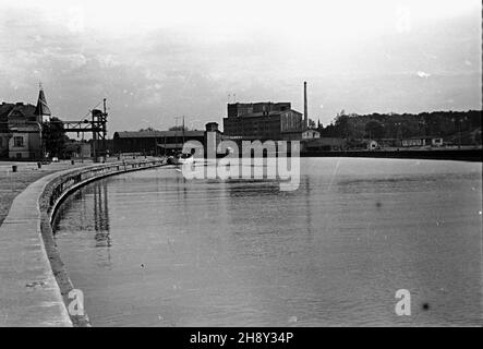 Ustka, 1946-06. Port u ujœcia rzeki S³upii. NZ. kana³ portowy. Z lewej budynek Urzêdu Cellego. wb PAP/E. Hannemann Dok³adny dzieñ wydarzenia nieustalony. Ustka, giugno 1946. Un porto alla foce del fiume Slupia. Nella foto: Un canale del porto. Sulla sinistra l'edificio dell'Ufficio doganale. wb PAP/E. Hannemann Foto Stock