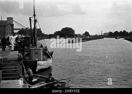 Ustka, 1946-06. Port u ujœcia rzeki S³upii. wb PAP/E. Hannemann Dok³adny dzieñ wydarzenia nieustalony. Ustka, giugno 1946. Un porto alla foce del fiume Slupia. wb PAP/E. Hannemann Foto Stock