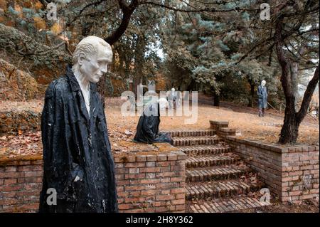 Volterra, Pisa, 2021 novembre 11: “Luoghi comuni Reloaded”, un’installazione di arte urbana di Armando Punzo e Alessandro Marzetti. Concetto di malattia mentale Foto Stock