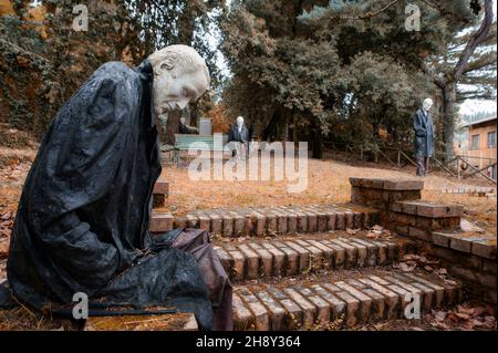 Volterra, Pisa, 2021 novembre 11: “Luoghi comuni Reloaded”, un’installazione di arte urbana di Armando Punzo e Alessandro Marzetti. Concetto di malattia mentale Foto Stock