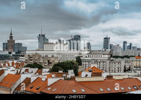 Vista panoramica del centro di Varsavia con vecchie case e moderni grattacieli. Skyline di Varsavia, luogo turistico in Polonia. Tetti della città. Scena urbana della città Foto Stock