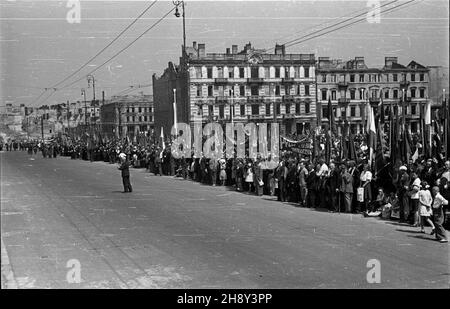 Warszawa, 1946-06-09. Obchody Œwiêta Ludowego w pierwszym dniu Zielonych Œwi¹tek, celebrounane przez Stronnictwo Ludowe i Zwi¹zek Samopomocy Ch³opskiej przy udziale funkcjonariuszy pañstwowych z Polskiej Partii Robotniczej i Polskiej Partii Socjalistycznej. NZ. uroczystoœci na placu Zwyciêstwa, zgromadzone t³umy Warszawiaków i ludnoœci przyjezdnej. uu PAP/Stanis³aw D¹browiecki Varsavia, 9 giugno 1946. Cerimonie che segnano il giorno del contadino, tenutosi il 1° giorno di Whitsun e celebrato dal Partito del contadino (SL) e dall'Unione di Self-Help dei contadini (ZSCh) con la partecipazione di funzionari statali da Foto Stock