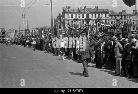 Warszawa, 1946-06-09. Obchody Œwiêta Ludowego w pierwszym dniu Zielonych Œwi¹tek, celebrounane przez Stronnictwo Ludowe i Zwi¹zek Samopomocy Ch³opskiej przy udziale funkcjonariuszy pañstwowych z Polskiej Partii Robotniczej i Polskiej Partii Socjalistycznej. NZ. uroczystoœci na placu Zwyciêstwa, zgromadzone t³umy Warszawiaków i ludnoœci przyjezdnej. Czytelne has³o na transparencie: Precz z rozbijaczami spod znaku Miko³ajczyka. uu PAP/Stanis³aw D¹browiecki Varsavia, 9 giugno 1946. Cerimonie che segnano il giorno del contadino tenutosi il 1° giorno di Whitsun e celebrato dal Partito del contadino (SL) e dal Foto Stock