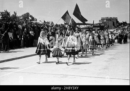 Warszawa, 1946-06-09. Obchody Œwiêta Ludowego w pierwszym dniu Zielonych Œwi¹t, celebrounane przez Stronnictwo Ludowe i Zwi¹zek Samopomocy Ch³opskiej przy udziale funkcjonariuszy pañstwowych z Polskiej Partii Robotniczej i Polskiej Partii Socjalistycznej. NZ. uroczystoœci na placu Zwyciêstwa, defilada m³odzie¿y wiejskiej w strojach ludowych przed trybuna honorow¹. uu PAP/Stanis³aw D¹browiecki Varsavia, 9 giugno 1946. Cerimonie che segnano il giorno del contadino, tenutosi il 1° giorno di Whitsun e celebrato dal Partito del contadino (SL) e dall'Unione di Self-Help dei contadini (ZSCh) con la partecipazione dello Stato Foto Stock