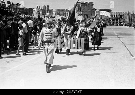 Warszawa, 1946-06-09. Obchody Œwiêta Ludowego w pierwszym dniu Zielonych Œwi¹t, celebrounane przez Stronnictwo Ludowe i Zwi¹zek Samopomocy Ch³opskiej przy udziale funkcjonariuszy pañstwowych z Polskiej Partii Robotniczej i Polskiej Partii Socjalistycznej. NZ. uroczystoœci na placu Zwyciêstwa, defilada ch³opów w strojach ludowych przed trybun¹ honorow¹. uu PAP/Stanis³aw D¹browiecki Varsavia, 9 giugno 1946. Cerimonie che segnano il giorno del contadino, tenutosi il 1° giorno di Whitsun e celebrato dal Partito del contadino (SL) e dall'Unione dell'autoaiuto dei contadini (ZSCh) con la partecipazione di funzionari statali f Foto Stock