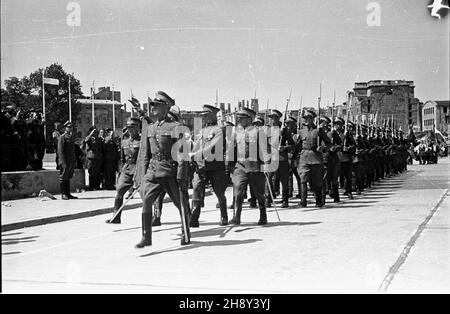 Warszawa, 1946-06-09. Obchody Œwiêta Ludowego w pierwszym dniu Zielonych Œwi¹t, celebrounane przez Stronnictwo Ludowe i Zwi¹zek Samopomocy Ch³opskiej przy udziale funkcjonariuszy pañstwowych z Polskiej Partii Robotniczej i Polskiej Partii Socjalistycznej. NZ. uroczystoœci na placu Zwyciêstwa, defilada przed trybun¹ honorow¹. uu PAP/Stanis³aw D¹browiecki Varsavia, 9 giugno 1946. Cerimonie che segnano la Giornata del contadino, svoltasi il 1° giorno di Whitsun e celebrata dal Partito del contadino (SL) e dall'Unione dell'autoaiuto dei contadini (ZSCh) con la partecipazione di funzionari statali del Partito dei lavoratori Polacco Foto Stock