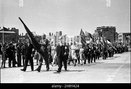 Warszawa, 1946-06-09. Obchody Œwiêta Ludowego w pierwszym dniu Zielonych Œwi¹t, celebrounane przez Stronnictwo Ludowe i Zwi¹zek Samopomocy Ch³opskiej przy udziale funkcjonariuszy pañstwowych z Polskiej Partii Robotniczej i Polskiej Partii Socjalistycznej. NZ. uroczystoœci na placu Zwyciêstwa, defilada cz³onków Polskiej Partii Robotniczej. uu PAP/Stanis³aw D¹browiecki Varsavia, 9 giugno 1946. Cerimonie che segnano il giorno del contadino, tenutosi il 1° giorno di Whitsun e celebrato dal Partito del contadino (SL) e dall'Unione dell'autoaiuto dei contadini (ZSCh) con la partecipazione di funzionari statali polacchi Foto Stock