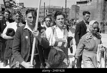 Warszawa, 1946-06-09. Obchody Œwiêta Ludowego w pierwszym dniu Zielonych Œwi¹t, celebrounane przez Stronnictwo Ludowe i Zwi¹zek Samopomocy Ch³opskiej przy udziale funkcjonariuszy pañstwowych z Polskiej Partii Robotniczej i Polskiej Partii Socjalistycznej. NZ. uroczystoœci na placu Zwyciêstwa, defilada mieszkañców wsi. uu PAP/Stanis³aw D¹browiecki Varsavia, 9 giugno 1946. Cerimonie che segnano il giorno del contadino tenutosi il 1° giorno di Whitsun e celebrato dal Partito del contadino (SL) e dall'Unione di Self-Help dei contadini (ZSCh) con la partecipazione di funzionari statali del Partito dei lavoratori polacchi (PPR) A. Foto Stock